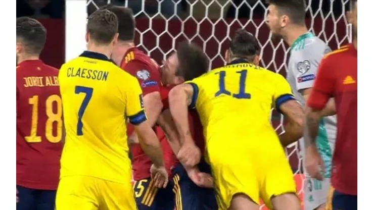 La acción pudo haber significado la tarjeta roja a Zlatan Ibrahimovic.