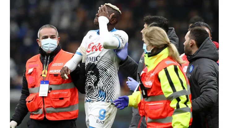 Victor Osimhen se fracturó la cara tras el duelo ante el Inter