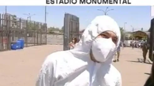 El fanático de Universidad de Chile se llevó varias bromas de los hinchas de Colo Colo que llegaron hasta el estadio Monumental para votar en las Elecciones Presidenciales 2021