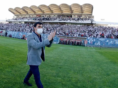 Hincha colocolino vota por Gustavo Quinteros en las elecciones