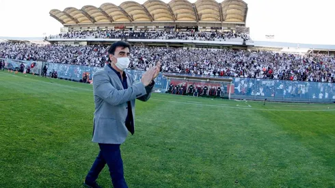 El técnico colocolino ha sido constantemente ovacionado por los hinchas albos, donde uno ahora se atrevió a ponerlo en un voto de la elección Presidencial