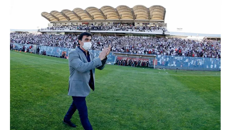El técnico colocolino ha sido constantemente ovacionado por los hinchas albos, donde uno ahora se atrevió a ponerlo en un voto de la elección Presidencial