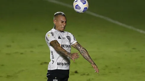 Atlético Mineiro informa lesión de Eduardo Vargas.