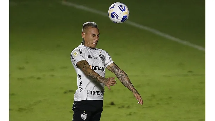 Atlético Mineiro informa lesión de Eduardo Vargas.