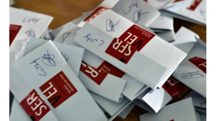 Puedes sufragar con tu carnet de identidad o pasaporte.