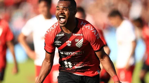 Nikao y el gol de Athletico Paranaense para el título de la Copa Sudamericana frente al Bragantino de Claudio Maldonado.