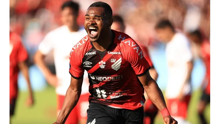 Nikao y el gol de Athletico Paranaense para el título de la Copa Sudamericana frente al Bragantino de Claudio Maldonado.