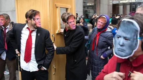 Personas usan máscaras del ex presidente Trump como parte del 32 ° Desfile Anual del Día de los Inocentes en Nueva York