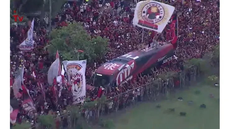 Miles de hinchas acompañaron al bus del Flamengo rumbo al aeropuerto en Río de Janeiro