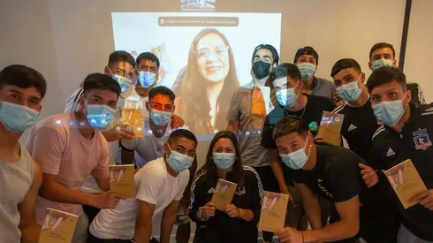 Jóvenes de Colo Colo en programa de lectura.