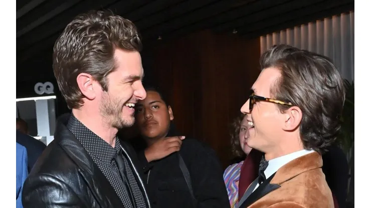 Andrew Garfield y Tom Holland fueron sorprendidos con un cariñoso abrazo.