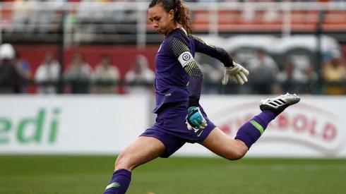 Tiane Endler vistiendo la camiseta de la selección chilena.