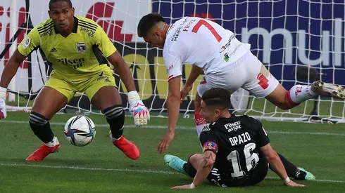 Felipe Fritz y Óscar Opazo luchan por el balón en el último choque entre Curicó Unido y Colo Colo; el delantero puede dar el salto en el mercado de fichajes