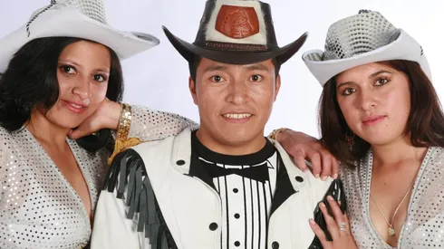 Delfín Quishpe en una de las producciones de sus clasicos videos para internet.