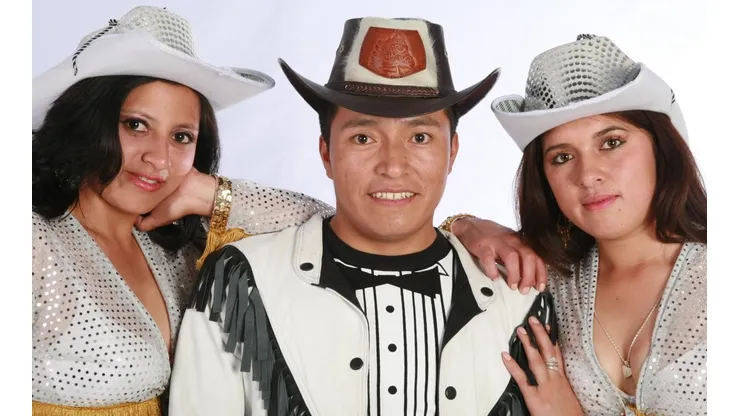 Delfín Quishpe en una de las producciones de sus clasicos videos para internet.