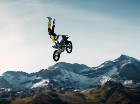 Atleta salta con su moto desde acantilado