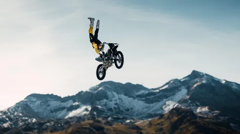 Atleta salta con su moto desde acantilado.