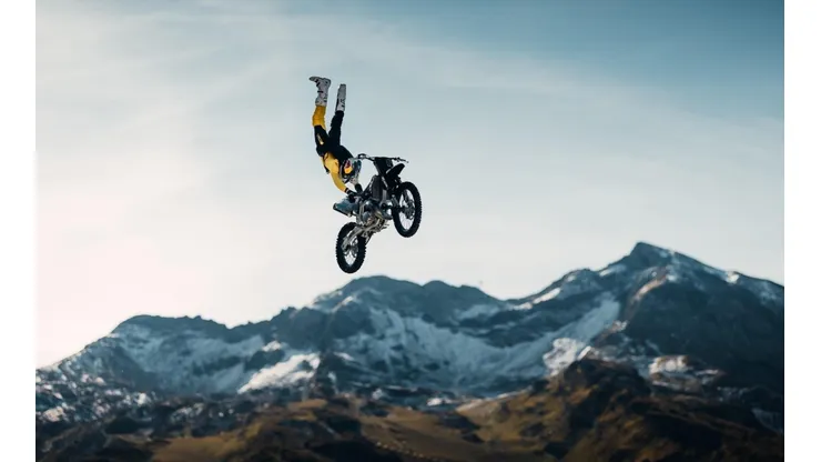Atleta salta con su moto desde acantilado.