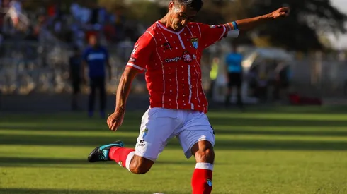 Braulio Leal vistiendo la camiseta de Magallanes en Primera B