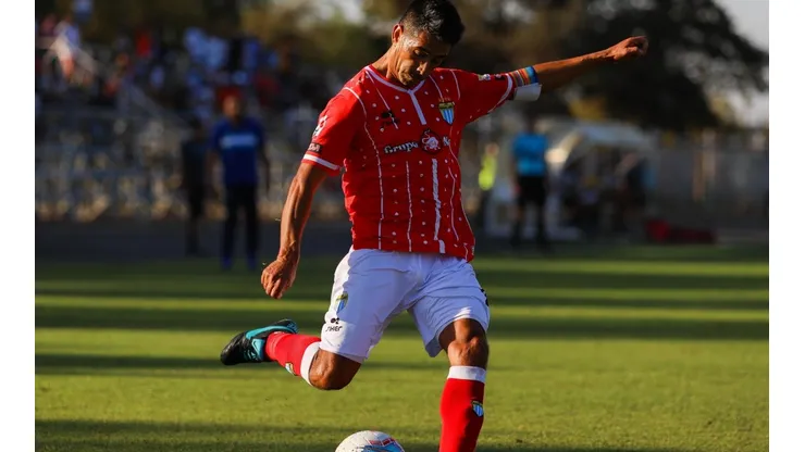 Braulio Leal vistiendo la camiseta de Magallanes en Primera B