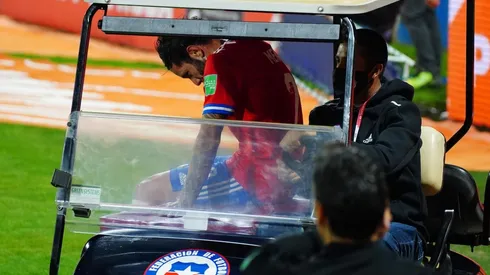 Eugenio Mena salió lesionado ante Ecuador y se pierde el resto de la temporada