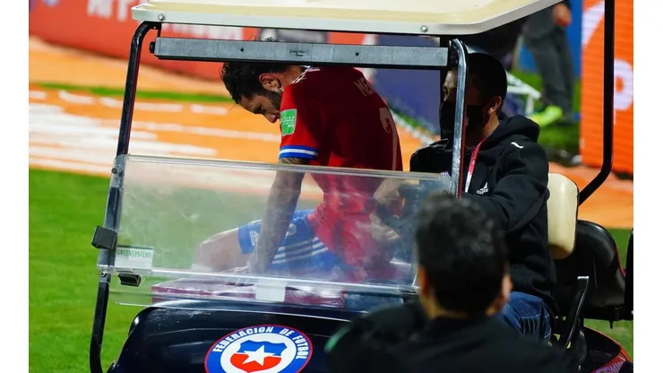 Eugenio Mena salió lesionado ante Ecuador y se pierde el resto de la temporada