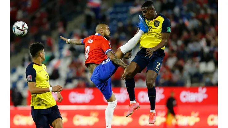 Vidal vio la roja ante Ecuador