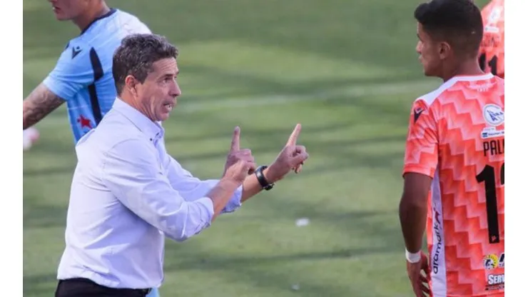 Héctor Almandoz no sigue como DT de Cobreloa el 2022.