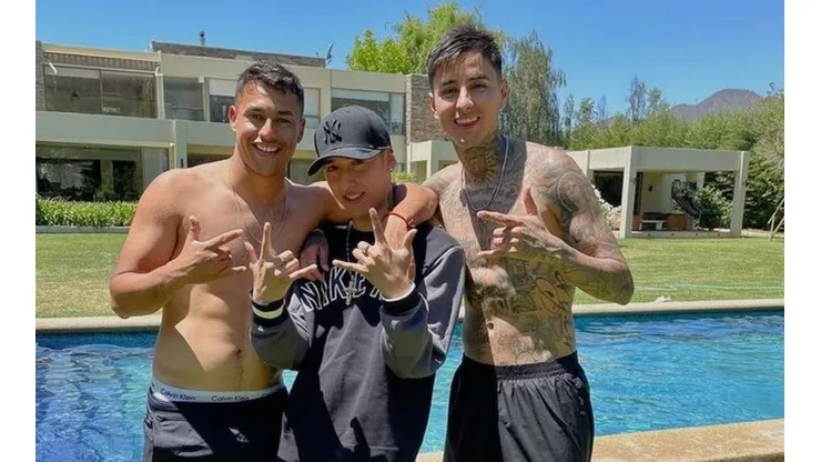 La tarde de piscina de los seleccionados nacionales Iván Morales, Erick Pulgar y el cantante urbano Pailita