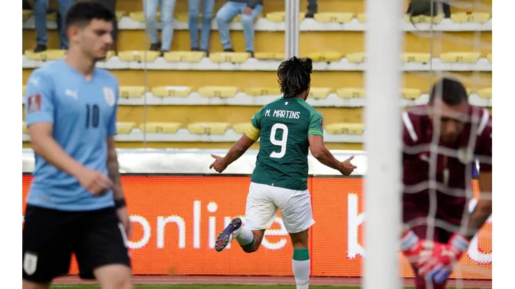 Muslera sufrió con la altura en La Paz, por ejemplo en el primer gol cuando la pelota le dio un bote rápido que lo dejó sin opciones
