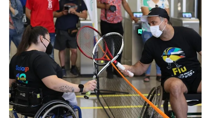 Fernando González fue parte de esta actividad en la estación Estadio Nacional del Metro de Santiago, a dos años de los Juegos Parapanamericanos.