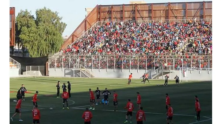 La selección chilena realizó una práctica abierta ante más de cinco mil hinchas en su paso por Calama en 2017