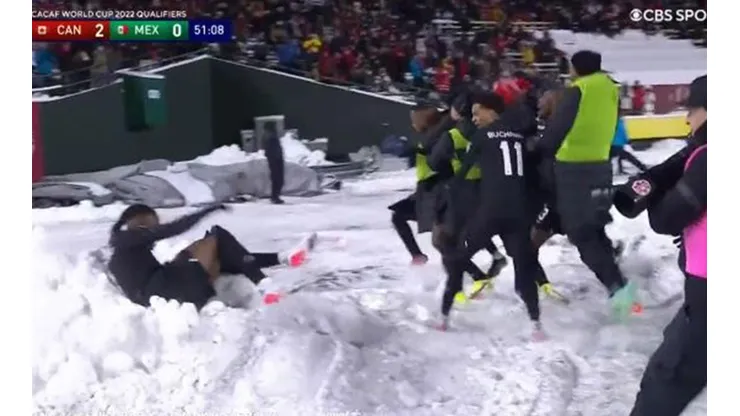 Tremendo salto en la nieve de Sam Adekugbe