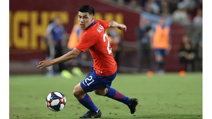 El jugador del Cádiz espera con paciencia su turno para jugar por La Roja.