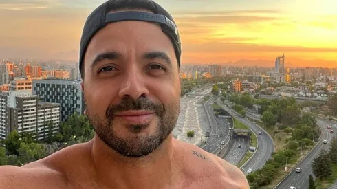 Luis Fonsi con una atardecer en Santiago, Chile.