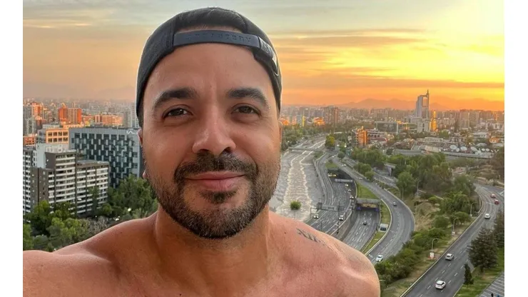Luis Fonsi con una atardecer en Santiago, Chile.