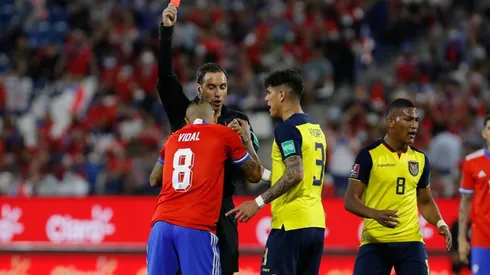 Arturo Vidal se quiebra, llora y ofrece disculpas por su roja ante Ecuador.