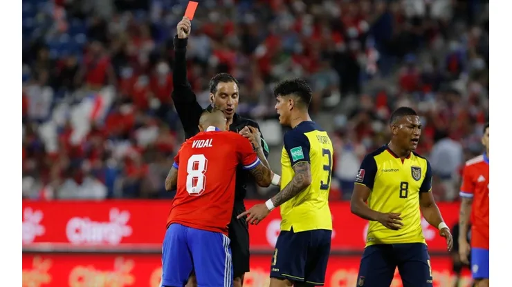 Arturo Vidal se quiebra, llora y ofrece disculpas por su roja ante Ecuador.