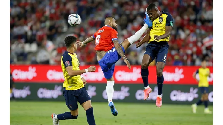 La expulsión de Arturo Vidal fue un balde de agua fría para la selección chilena ante Ecuador.