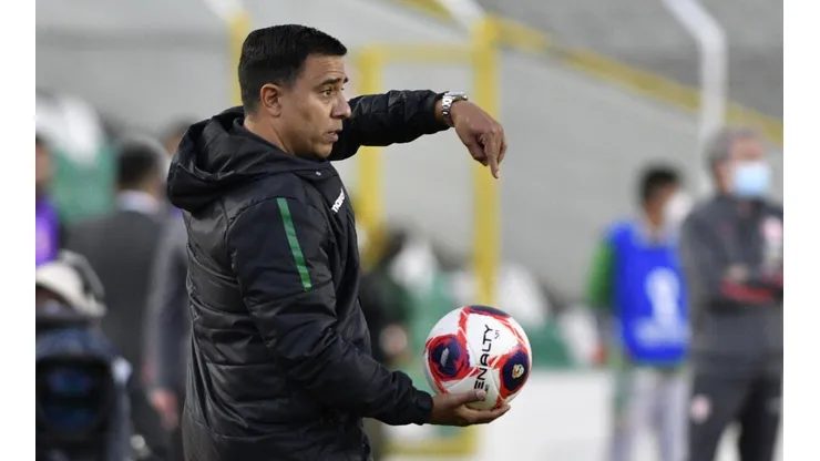 César Farías confiesa que tendrá una conversación con la Federación Boliviana de Fútbol para ver el tema de las amenazas que ha recibido junto a su familia, además de la continuidad en el cargo.