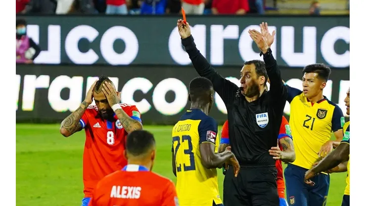 Arturo Vidal recibió duras críticas de la prensa internacional tras ser expulsado tempranamente en el duelo entre la selección chilena y Ecuador por Eliminatorias