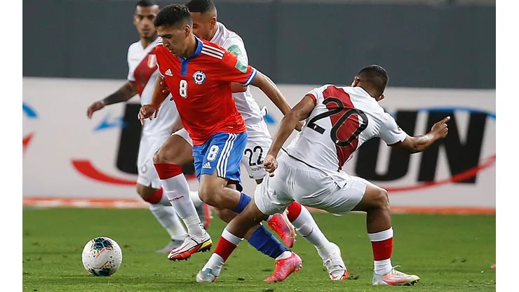 Marcelino Núñez sale del equipo para permitir el ingreso del veterano Mauricio Isla en el lateral derecho