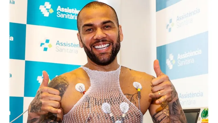 Dani Alves en el reconocimiento médico con el Barcelona