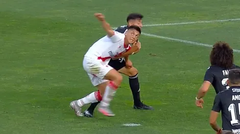 La imagen muestra la evidente falta de Jeyson Rojas sobre Felipe Fritz, que no fue sancionada como penal por el árbitro Roberto Tobar