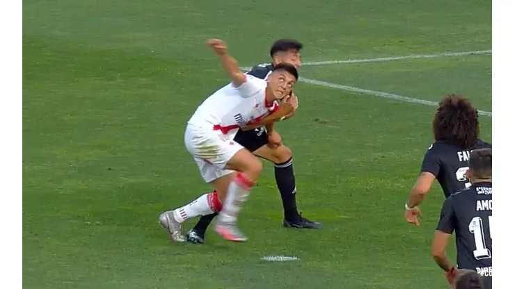La imagen muestra la evidente falta de Jeyson Rojas sobre Felipe Fritz, que no fue sancionada como penal por el árbitro Roberto Tobar