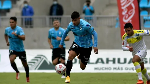 Alexander Oroz con la camiseta de Deportes Iquique en Primera B