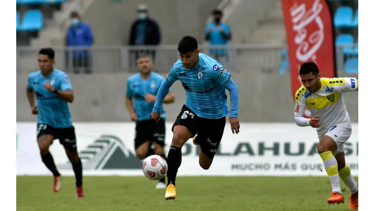Alexander Oroz con la camiseta de Deportes Iquique en Primera B