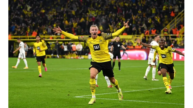 Erling Haaland celebra gol con la camiseta del Borussia Dortmund en Bundesliga