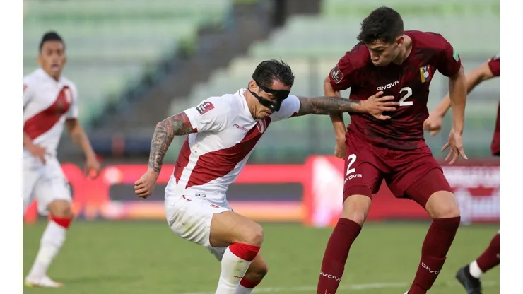 Perú derrotó a Venezuela y desplaza a Chile de momento en la tabla de eliminatorias.