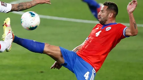 Mauricio Isla no pudo participar en el duelo ante Paraguay por culpa del coronavirus